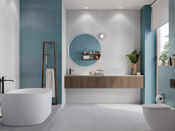 modernes blaues Badezimmer durch Akzentwände