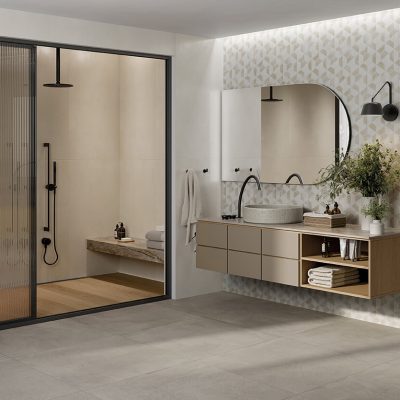 heller Wandbelag Decorfliesen Badezimmer