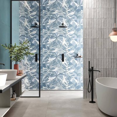 blau graues Badezimmer Dekorfliesen