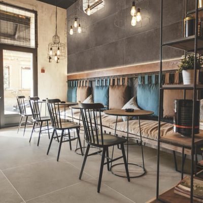 Fliesenboden warmes grau