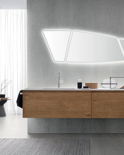 graues Badezimmer mit Waschbeckenunterschrank in Holz