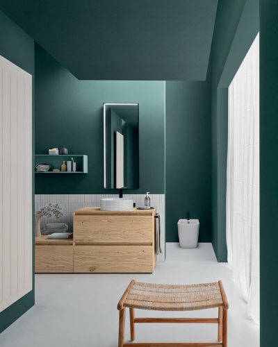 Türkisenes Badezimmer mit Holzmöbeln