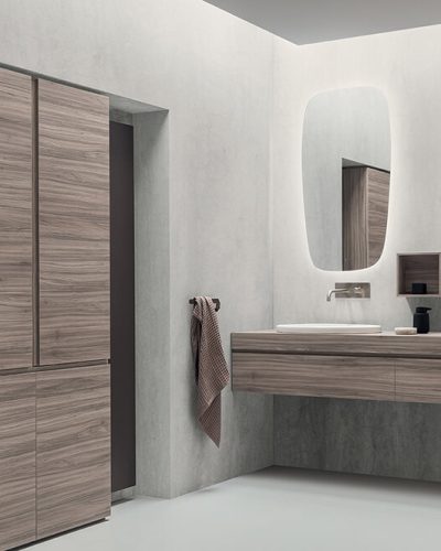modernes graues Badezimmer mit Holzmöbeln