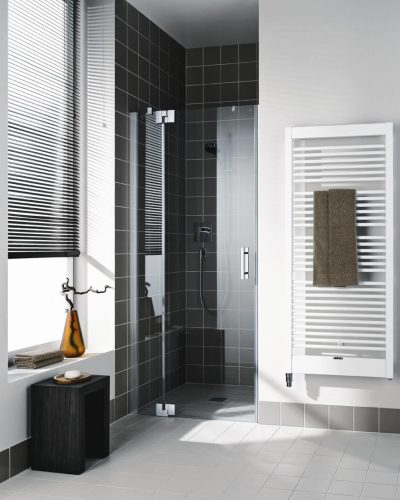 Schwarz-weißes Badezimmer mit Dusche
