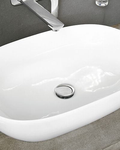 Ovales weißes Waschbecken