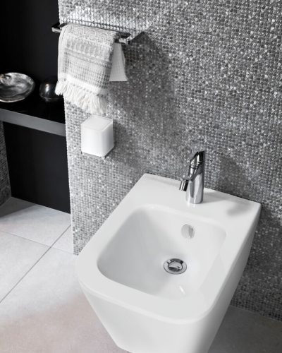 Badezimmer mit Mosaikfliesen und Bidet