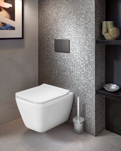 Badezimmer mit Mosaikfliesen und WC