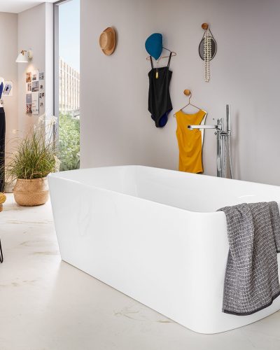 Weiße freistehende Badewanne